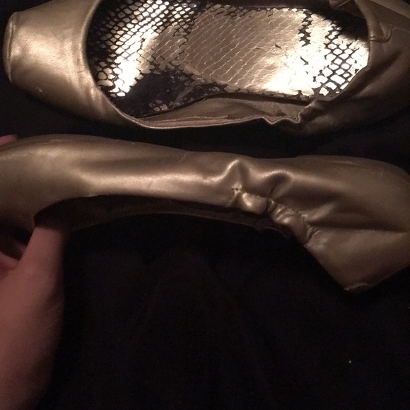 Worn gold ballet flats - Picture 4 of 7